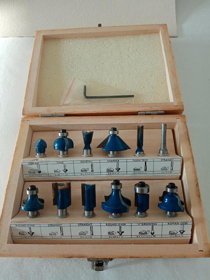 Lot de 45 Fraises Défonceuse à Bois 8 mm,, Bricolage & Construction, Outillage | Fraiseuses, Neuf, Électrique, Autres types, Enlèvement ou Envoi