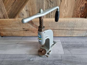 Astor 51 knopenpers machine beschikbaar voor biedingen