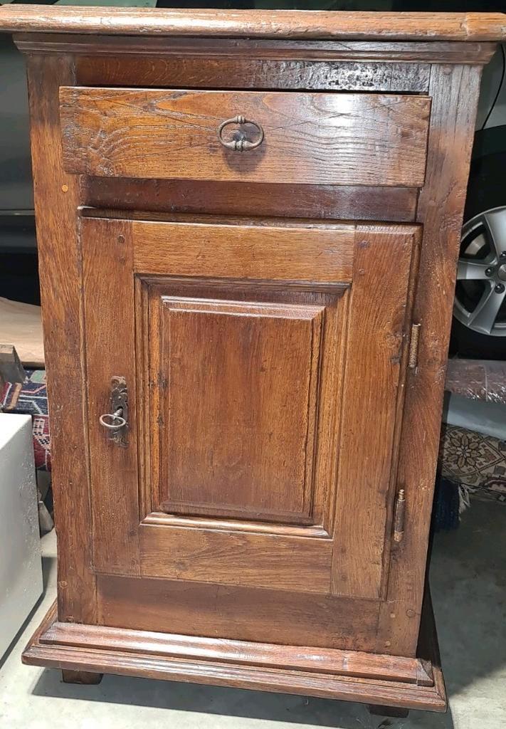 Antieken nachtkast of bijzetkast in massieve eik, Huis en Inrichting, Slaapkamer | Nachtkastjes, Gebruikt, Ophalen