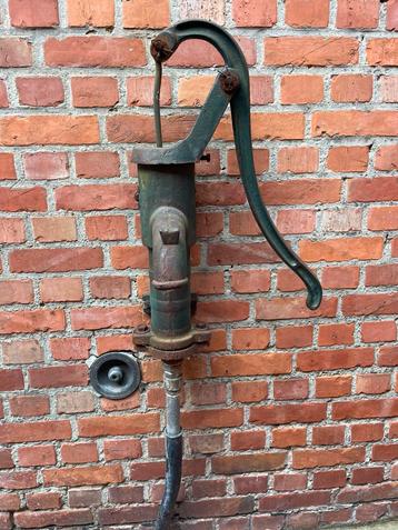 Gietijzeren waterpomp beschikbaar voor biedingen