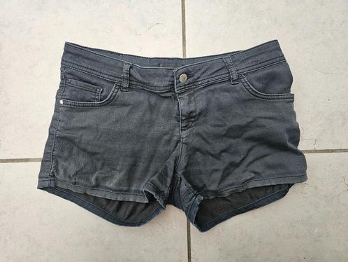zwart kort shortje, Kleding | Dames, Broeken en Pantalons, Gedragen, Maat 42/44 (L), Zwart, Kort, Ophalen of Verzenden