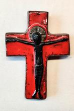 Crucifix en terre cuite émaillée. Bon état Rétro., Antiquités & Art, Antiquités | Céramique & Poterie, Enlèvement ou Envoi