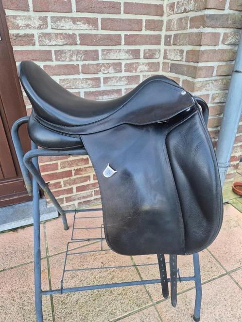 dressuurzadel Bates Wide 18', Dieren en Toebehoren, Paarden en Pony's | Hoofdstellen en Tuigage, Gebruikt, Dressuur, Ophalen of Verzenden