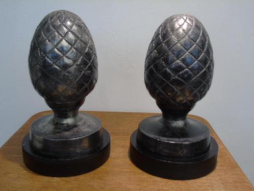 Antieke gietijzeren dennenappel of eikel, paar, Tuin en Terras, Tuinwanddecoratie, Nieuw, Ophalen