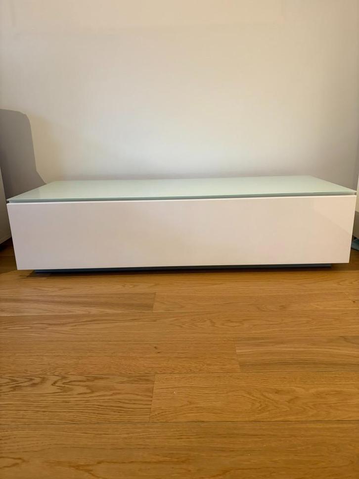 Ikea BESTA witte lage tv-kast, Huis en Inrichting, Kasten |Televisiemeubels, Gebruikt, Minder dan 100 cm, 100 tot 150 cm, 50 tot 75 cm