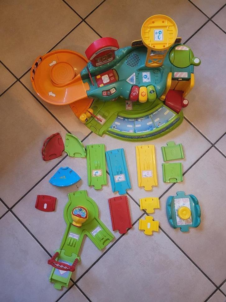 Garage Tut Tut Bolides avec lumières et sons, Enfants & Bébés, Jouets | Vtech, Utilisé, 6 mois à 2 ans, Enlèvement