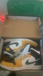 Jordan 1 mid black yellow maat 42,5, Ophalen, Zo goed als nieuw, Zwart