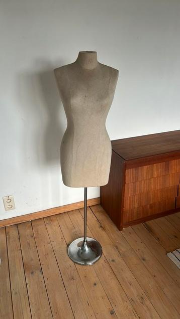 Paspop beschikbaar voor biedingen