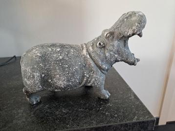 Hippo oud beton beschikbaar voor biedingen