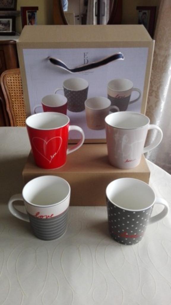 4 mokken tassen love, Huis en Inrichting, Keuken | Servies, Nieuw, Porselein, Ophalen of Verzenden