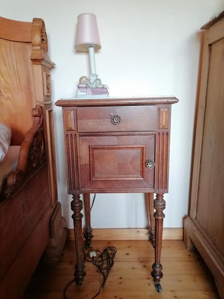 Antieke nachttafel poten met wieltjes, Huis en Inrichting, Slaapkamer | Nachtkastjes, Gebruikt, Ophalen