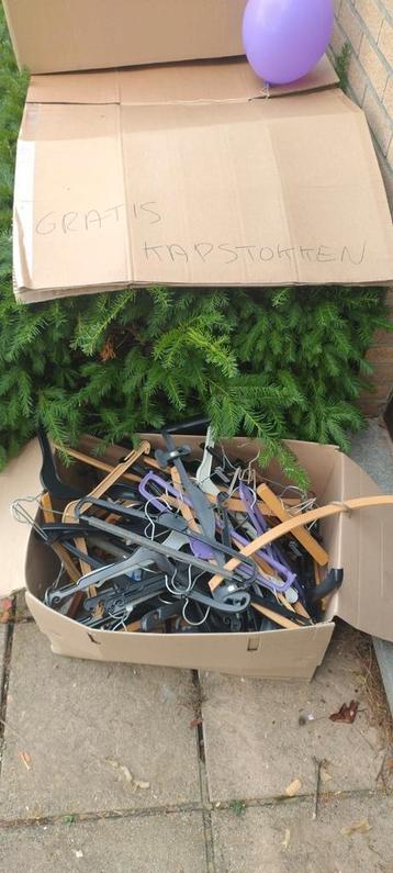 Gratis kapstokken  beschikbaar voor biedingen