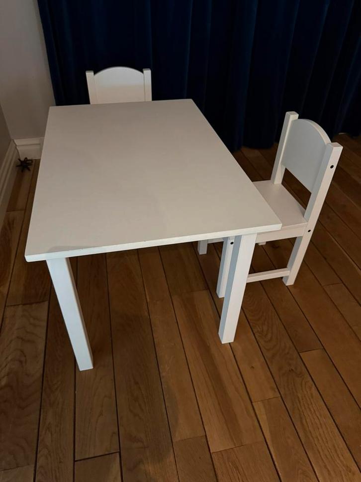 Ikea kindertafel met 2 stoeltjes, Kinderen en Baby's, Kinderkamer | Tafels en Stoelen, Zo goed als nieuw, Stoel(en), Ophalen