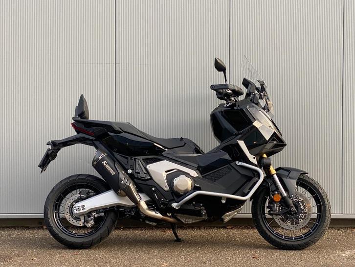 Honda X-ADV 750 Black Edition met Akrapovic / 2025 / 2400km, Motoren, Motoren | Honda, Bedrijf, Scooter, meer dan 35 kW, 2 cilinders