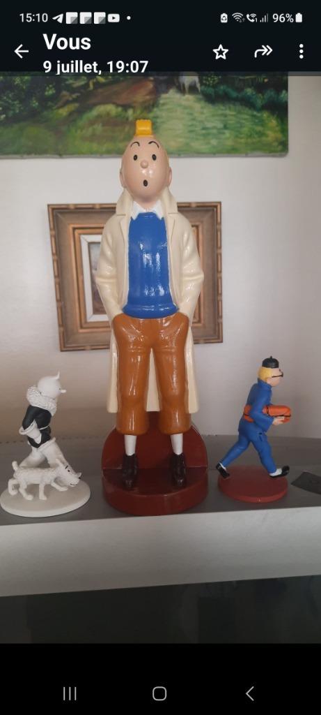 Figurine Tintin en trench coat 30 cm. peint à la main, Collections, Statues & Figurines, Neuf, Autres types, Enlèvement ou Envoi