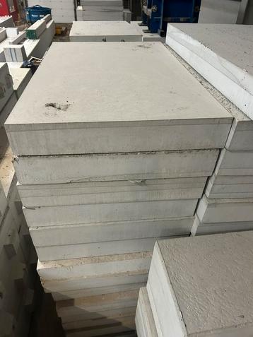 Betonplaat en legoblokken en tereurblokken beschikbaar voor biedingen