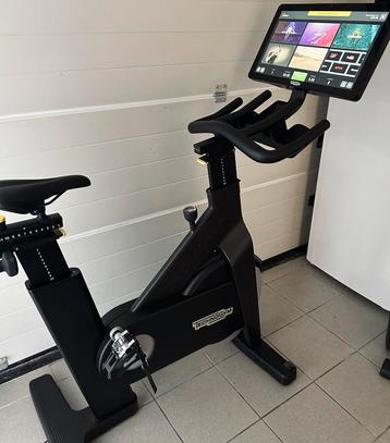 NIEUW Technogym Bike 22 inch LIVE Spinning Indoor Bike Fiets beschikbaar voor biedingen