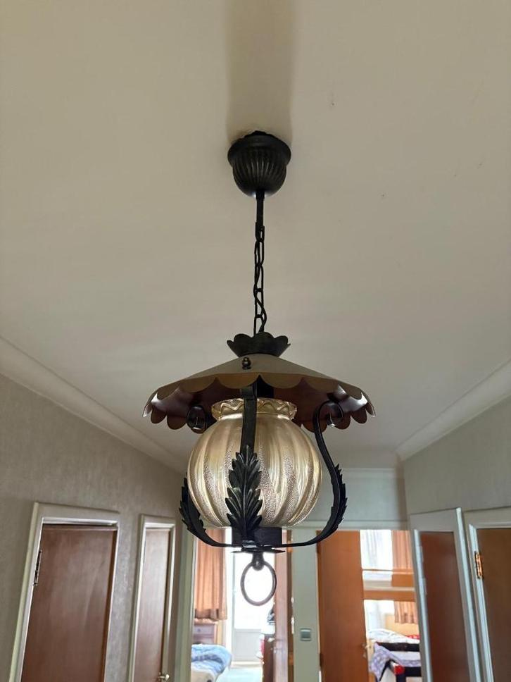 Smeedijzeren hanglamp met glazen kap in landelijke stijl, Huis en Inrichting, Lampen | Hanglampen, Gebruikt, Glas, Metaal, Ophalen