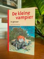 De kleine vampier in gevaar - Angela Sommer-Bodenburg, Livres, Livres pour enfants | Jeunesse | Moins de 10 ans, Comme neuf, Enlèvement ou Envoi