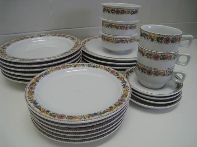 Vintage servies, wit met bloemen. 25 stuks. Mitterteich, Maison & Meubles, Cuisine | Vaisselle, Assiettes(s), Enlèvement