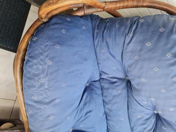 Rotan zetel beschikbaar voor biedingen