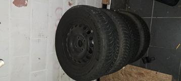 4 steek stalen velgen met winterbanden te koop beschikbaar voor biedingen