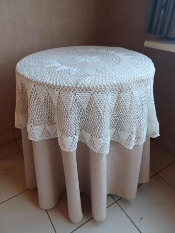 Bijzettafel van 70 cm met tafeldoek beschikbaar voor biedingen