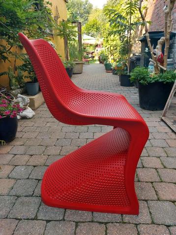 Tuinstoel bloom rood beschikbaar voor biedingen