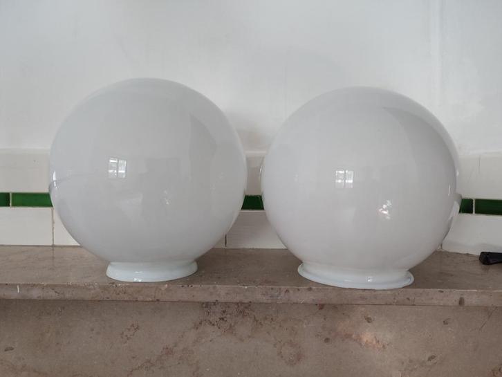 Globes opaline blanc en parfait état, Huis en Inrichting, Woonaccessoires | Wereldbollen, Zo goed als nieuw, Ophalen