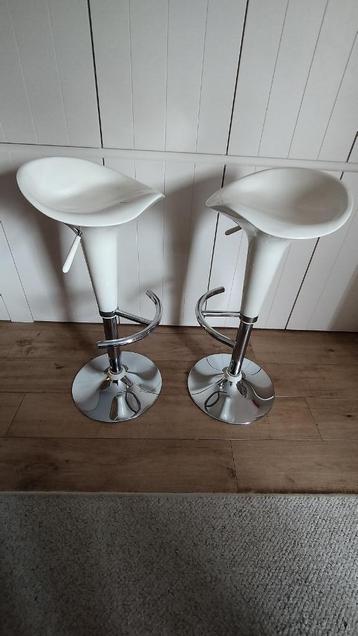 2 barkrukken moderne stijl beschikbaar voor biedingen