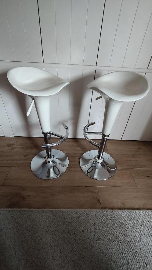 2 barkrukken moderne stijl, Huis en Inrichting, Barkrukken, Zo goed als nieuw, 60 tot 90 cm, Kunststof, Metaal, 2 krukken, In hoogte verstelbaar