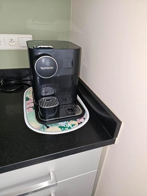 Nespresso machine Gran Lattissima in zwarte kleur., Elektronische apparatuur, Koffiezetapparaten, Zo goed als nieuw, Koffiepads en cups
