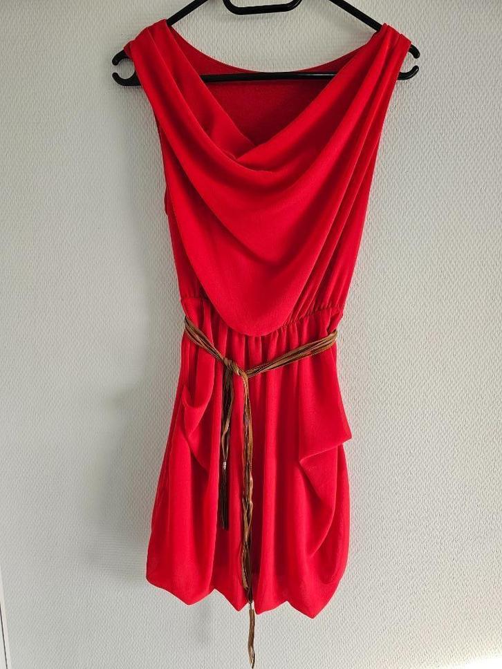 rood kleedje met bruine riem, Kleding | Dames, Jurken, Gedragen, Maat 38/40 (M), Rood, Boven de knie, Ophalen of Verzenden