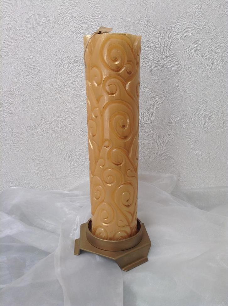 Goudkleurige dikke kaars op metalen kandelaar, Huis en Inrichting, Woonaccessoires | Kandelaars en Kaarsen, Nieuw, Kaars, Ophalen