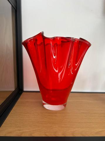 Helder rode “fozaletto” glas zak doek vaas murano stijl ‘70 beschikbaar voor biedingen