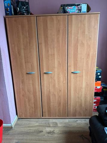 Garde robe beschikbaar voor biedingen