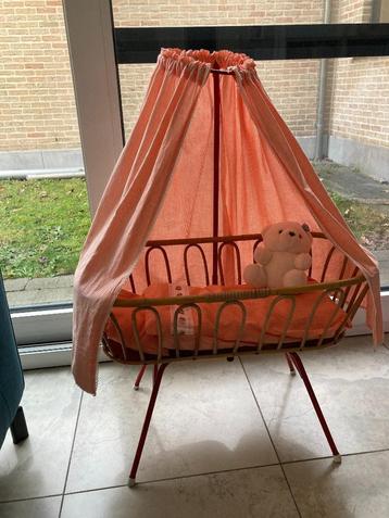 Speelgoed poppen bedje. Gebruikt maar in prima staat, af te  beschikbaar voor biedingen