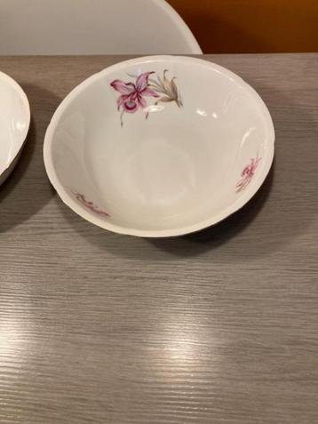 2 ronde kommen- ovaal schaal - saus pot per stuk 5 euro    beschikbaar voor biedingen