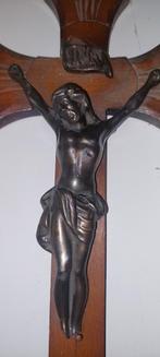 Corpus du Christ en bronze lourd — crucifix ancien patiné, Enlèvement ou Envoi