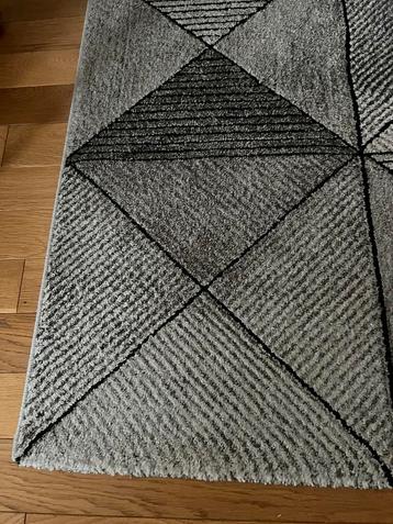 Moderne tapijt beschikbaar voor biedingen
