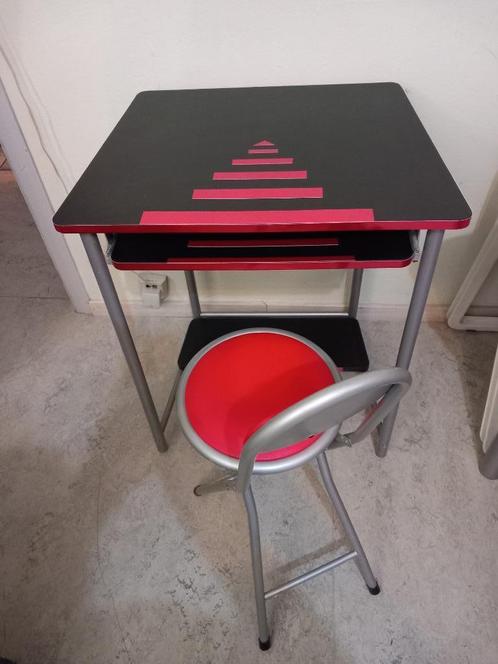 Jolie petite table d'ordinateur + chaise/ tabouret pliable, Maison & Meubles, Bureaux, Comme neuf, Bureau, Enlèvement