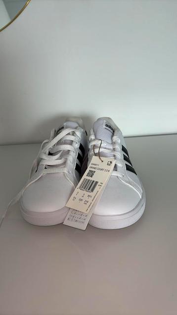 Chaussures Adidas, taille 35 beschikbaar voor biedingen