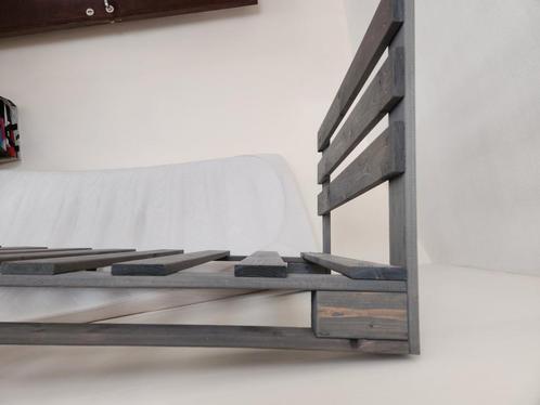 Lit de palette bois gris avec tête de lit et matelas, Maison & Meubles, Chambre à coucher | Lits superposés & Lits mezzanines