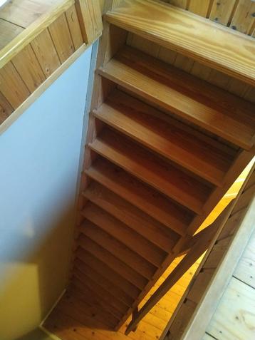 Rechte trap gelakt grenenhout - 13 treden - h.2,9m - l.0,78m beschikbaar voor biedingen