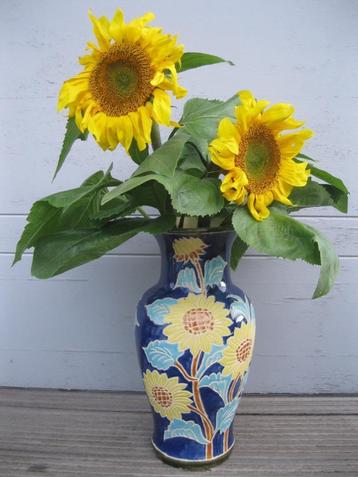Vaas met zonnebloemdecor beschikbaar voor biedingen