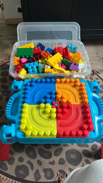 Megabloks met tafeltje beschikbaar voor biedingen