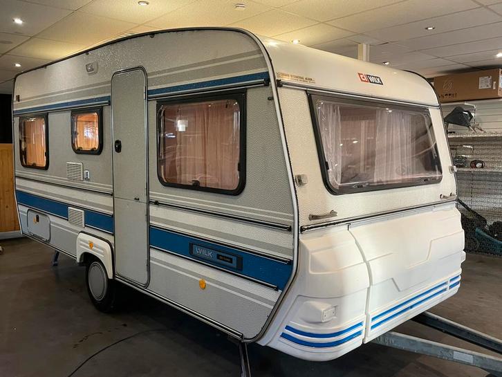Caravan Wilk met nieuwe banden, Caravanes & Camping, Caravanes, Entreprise, jusqu'à 4, 750 - 1000 kg, Banquette en rond, Wilk