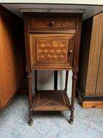 Vintage nachtkastje met mooie witte binnenkant speciaal, Huis en Inrichting, Slaapkamer | Nachtkastjes, Ophalen, Zo goed als nieuw