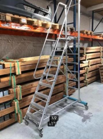  ROLLENDE TRAP MET 4 WIELEN MET REM beschikbaar voor biedingen
