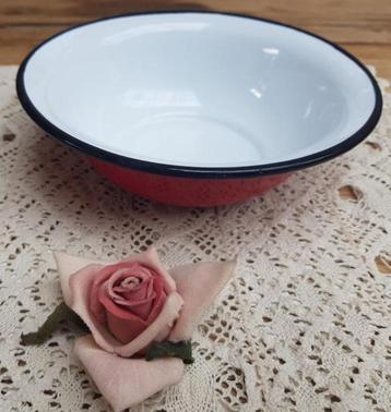 Vintage rood emaille schaaltje met zwart randje beschikbaar voor biedingen